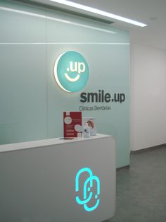 dental-clinic-receptionist-lid-up-sign